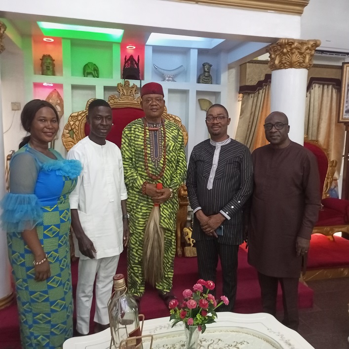 Pst. Edewor Egedegbe with others in group photograph with HRM Oharisi, the Ovie of Ughelli Kingdom